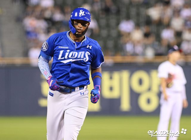 지난달 27일 오후 서울 송파구 잠실야구장에서 열린 '2025 신한 SOL Bank KBO리그' 삼성 라이온즈와 두산 베어스의 경기, 4회초 2사 삼성 디아즈가 홈런을 날리고 그라운드를 돌고 있다. 엑스포츠뉴스 DB