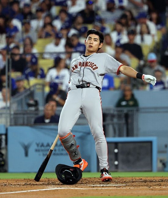 샌프란시스코 자이언츠 이정후가 22일(한국시간) 미국 캘리포니아주 로스앤젤레스의 다저스타디움에서 열린 2025 메이저리그(MLB) 정규시즌 LA 다저스와 원정경기에 6번타자 겸 중견수로 선발 출전해 4타수 무안타로 침묵했다. 시즌 타율은 0.263에서 0.261(541타수 141안타)로 소폭 하락했다. AFP 연합뉴스