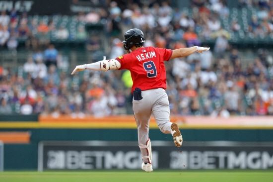 애틀랜타 브레이브스 김하성이 이적 후 18경기에서 타율 0.313(64타수 20안타) 3홈런 12타점 OPS 0.839를 기록했다. 현지 매체 '디 애슬레틱'은 김하성의 눈부신 활약상을 두고 "김하성의 가치가 급상승 중이다. 애틀랜타에서 뛴 지난 몇 주 동안 김하성이 2026년 1600만 달러의 선수 옵션을 거부할 가능성이 점점 커지고 있다"고 보도했다. AFP 연합뉴스