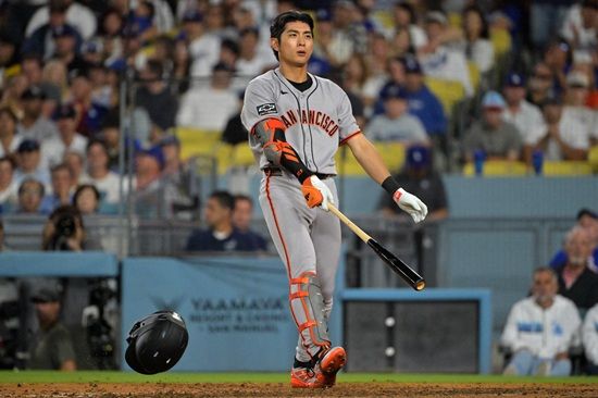 샌프란시스코 자이언츠 이정후가 22일(한국시간) 미국 캘리포니아주 로스앤젤레스의 다저스타디움에서 열린 2025 메이저리그(MLB) 정규시즌 LA 다저스와 원정경기에 6번타자 겸 중견수로 선발 출전해 4타수 무안타로 침묵했다. 시즌 타율은 0.263에서 0.261(541타수 141안타)로 소폭 하락했다. Imagn Images 연합뉴스