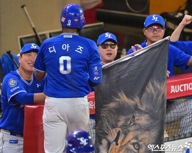 지난달 6일 오후 인천SSG랜더스필드에서 열린 '2025 신한 SOL Bank KBO리그' 삼성 라이온즈와 SSG 랜더스의 경기, 6회초 1사 삼성 디아즈가 솔로 홈런을 날린 후 박진만 감독의 축하를 받고 있다. 엑스포츠뉴스 DB