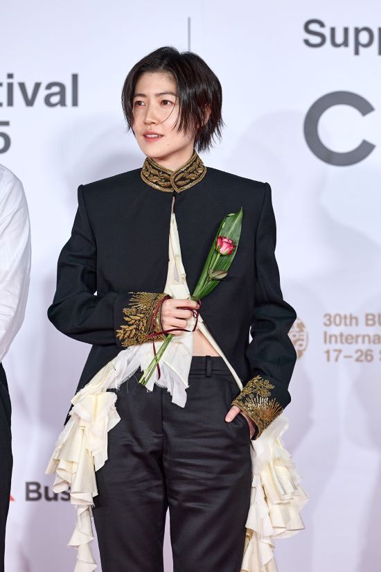 심은경이 '부국제' 개막식에서 '왕자님 룩'을 선보였다. 사진=부산국제영화제, 팡파레