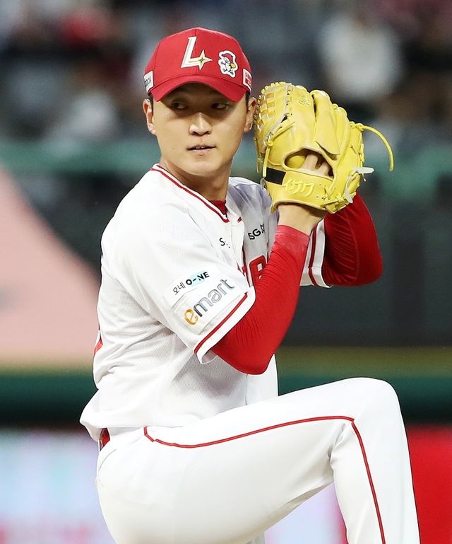 ​​​​23일 오후 인천SSG랜더스필드에서 열린 '2025 신한 SOL Bank KBO리그' KIA 타이거즈와 SSG 랜더스의 경기, SSG 선발 김건우가 공을 힘차게 던지고 있다. SSG 랜더스