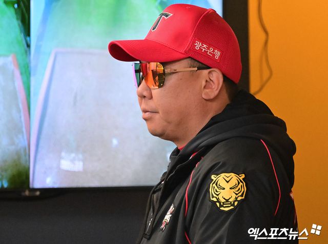 11일 오후 인천SSG랜더스필드에서 열린 '2025 신한 SOL Bank KBO리그' KIA 타이거즈와 SSG 랜더스의 더블헤더 2차전 경기, KIA 이범호 감독이 그라운드를 바라보고 있다. 엑스포츠뉴스 DB