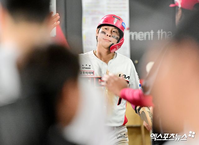 10일 오후 광주기아챔피언스필드에서 열린 '2025 신한 SOL Bank KBO리그' 삼성 라이온즈와 KIA 타이거즈의 경기, 8회말 무사 3루 KIA 박찬호가 김선빈의 1타점 적시타때 득점에 성공하고 있다. 엑스포츠뉴스 DB