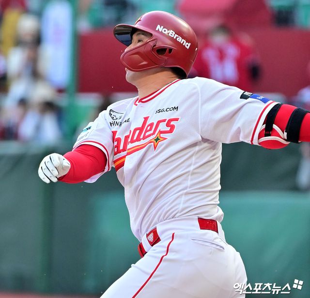 11일 오후 인천SSG랜더스필드에서 열린 '2025 신한 SOL Bank KBO리그' KIA 타이거즈와 SSG 랜더스의 더블헤더 2차전 경기, 1회말 1사 2루 SSG 최정이 타격을 하고 있다. 엑스포츠뉴스 DB