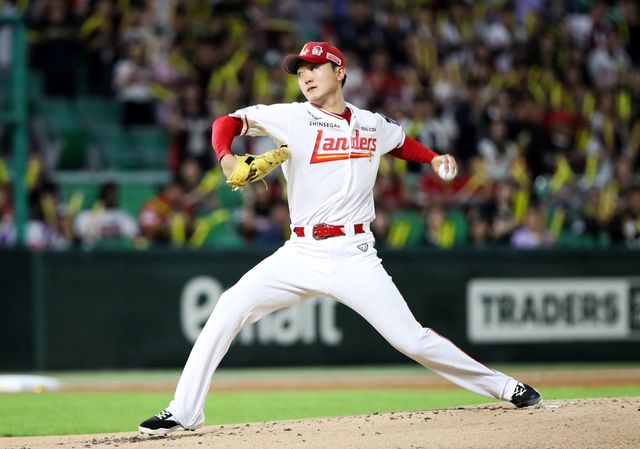 ​​​​23일 오후 인천SSG랜더스필드에서 열린 '2025 신한 SOL Bank KBO리그' KIA 타이거즈와 SSG 랜더스의 경기, SSG 선발 김건우가 공을 힘차게 던지고 있다. SSG 랜더스