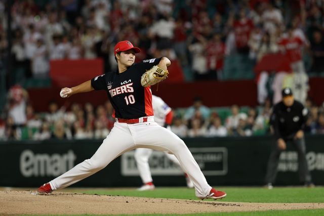 23일 오후 인천SSG랜더스필드에서 열린 '2025 신한 SOL Bank KBO리그' KIA 타이거즈와 SSG 랜더스의 경기, KIA 선발 김태형이 공을 힘차게 던지고 있다. KIA 타이거즈