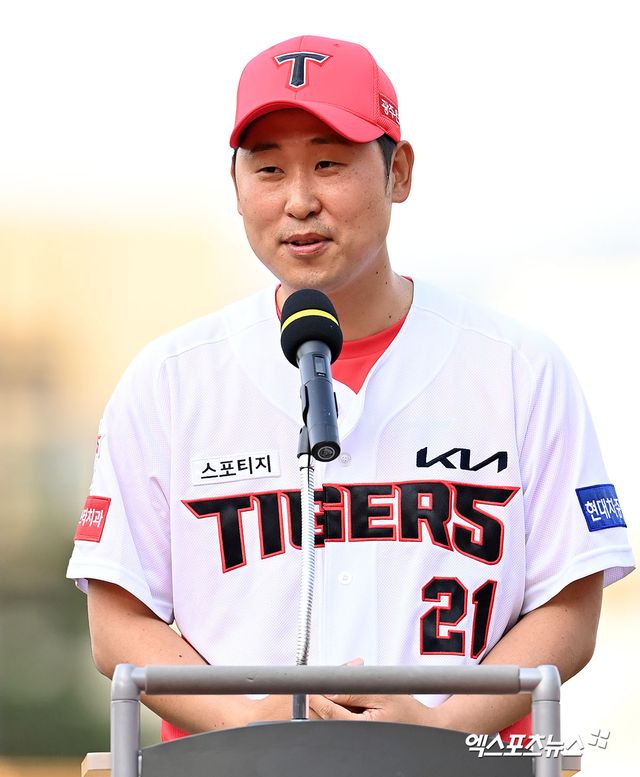 은퇴식에서 고별사를 전하는 윤석민.