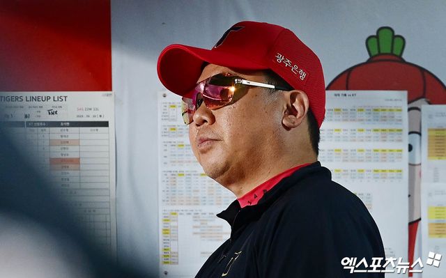 20일 오후 경기도 수원케이티위즈파크에서 열린 '2025 신한 SOL Bank KBO리그' KIA 타이거즈와 KT 위즈의 경기, KIA 이범호 감독이 경기를 지켜보고 있다. 엑스포츠뉴스 DB