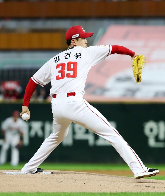 ​​​​23일 오후 인천SSG랜더스필드에서 열린 '2025 신한 SOL Bank KBO리그' KIA 타이거즈와 SSG 랜더스의 경기, SSG 선발 김건우가 공을 힘차게 던지고 있다. SSG 랜더스