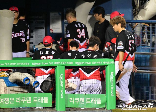 16일 오후 서울 송파구 잠실야구장에서 열린 '2025 신한 SOL Bank KBO리그' KIA 타이거즈와 두산 베어스의 경기, 두산이 김인태의 끝내기 안타에 힘입어 KIA에 4:3 역전승을 거뒀다. 경기종료 후 KIA 선수들이 더그아웃을 빠져나가고 있다. 엑스포츠뉴스 DB