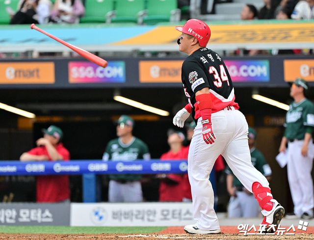 21일 오후 인천SSG랜더스필드에서 열린 '2025 신한 SOL Bank KBO리그' KIA 타이거즈와 SSG 랜더스의 경기, 5회초 2사 1,2루 KIA 최형우가 스리런 홈런을 날리고 있다. 엑스포츠뉴스 DB