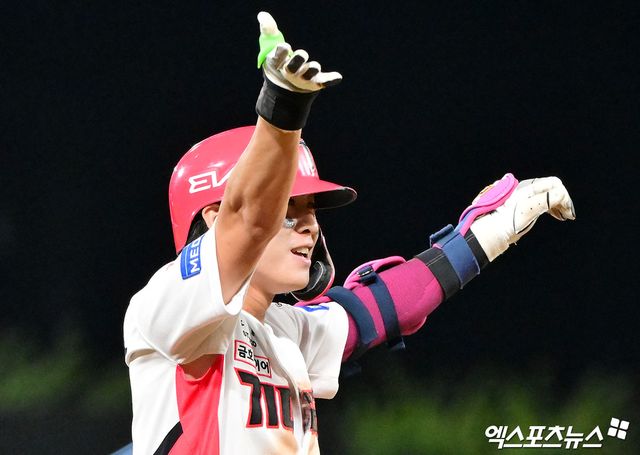 10일 오후 광주기아챔피언스필드에서 열린 '2025 신한 SOL Bank KBO리그' 삼성 라이온즈와 KIA 타이거즈의 경기, 8회말 무사 1,3루 KIA 박찬호가 2타점 3루타를 날린 후 기뻐하고 있다. 엑스포츠뉴스 DB