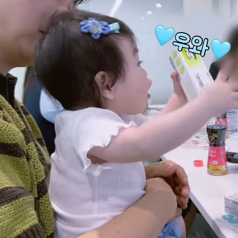 광고 계약 미팅 중인 박수홍과 딸 재이