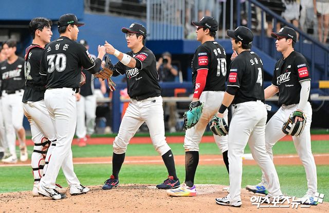 이강철 감독이 이끄는 KT 위즈가 23일 수원 KT위즈파크에서 열린 2025 신한 SOL Bank KBO리그 키움 히어로즈와의 팀간 16차전에서 7-0으로 승리, 3연승을 질주했다. 사진 엑스포츠뉴스 DB