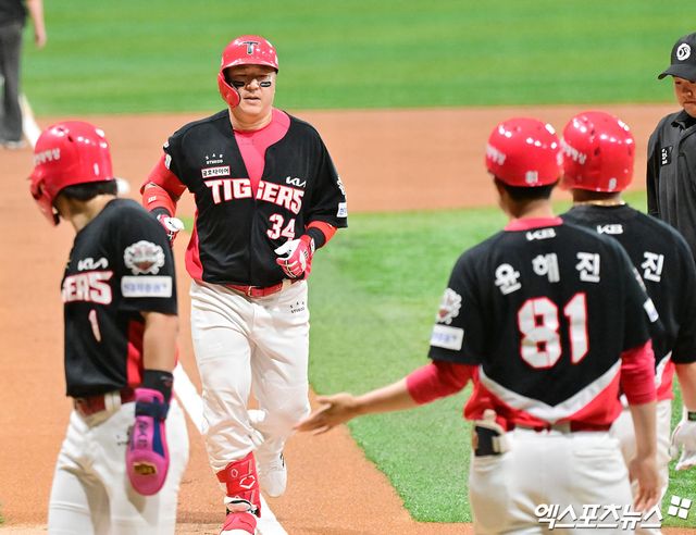 24일 오후 서울 구로구 고척스카이돔에서 열린 '2025 신한 SOL Bank KBO리그' KIA 타이거즈와 키움 히어로즈의 경기, 1회초 1사 1,2루 KIA 최형우가 스리런 홈런을 날린 후 그라운드를 돌고 있다. 엑스포츠뉴스 DB