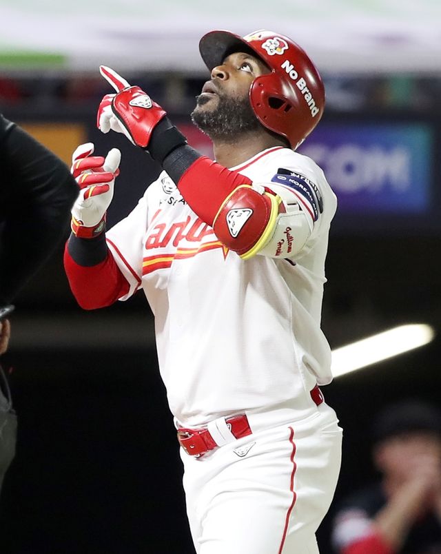 23일 오후 인천SSG랜더스필드에서 열린 '2025 신한 SOL Bank KBO리그' KIA 타이거즈와 SSG 랜더스의 경기, 5회말 2사 1루 SSG 기예르모 에레디아가 투런 홈런을 날린 뒤 그라운드를 돌고 있다. SSG 랜더스