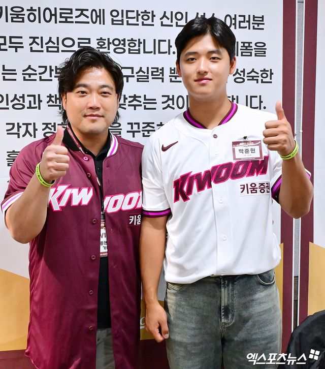 2026 KBO 신인드래프트 전체 1순위 박준현(오른쪽)이 24일 고척스카이돔에서 열린 키움 히어로즈 신인 선수 환영행사에서 아버지 박석민과 기념 촬영을 진행했다. 사진 김한준 기자