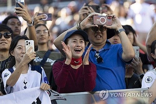미국 매체 'LA타임즈'가 24일(한국시간) LAFC에서 활약하는 손흥민을 조명하면서 선수로서가 아닌 한 인간으로서 너무나 훌륭하다고 집중 조명했다.&nbsp;연합뉴스