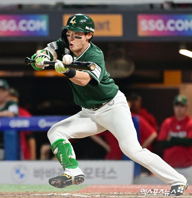 21일 오후 인천SSG랜더스필드에서 열린 '2025 신한 SOL Bank KBO리그' KIA 타이거즈와 SSG 랜더스의 경기, 9회말 1사 SSG 최지훈이 번트를 시도하고 있다. 엑스포츠뉴스 DB