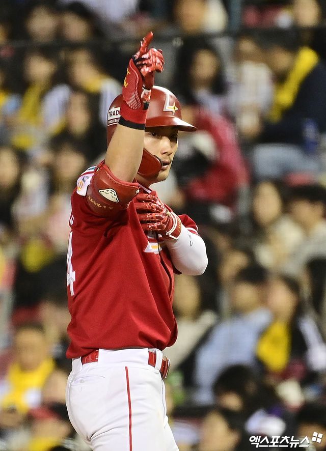 2일 오후 서울 잠실야구장에서 열린 '2025 신한 SOL Bank KBO리그' SSG 랜더스와 LG 트윈스의 경기, 5회초 1사 SSG 최지훈이 안타를 때려낸 뒤 세리머니를 하고 있다. 엑스포츠뉴스 DB