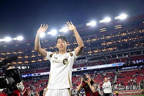 미국 매체 'LA타임즈'가 24일(한국시간) LAFC에서 활약하는 손흥민을 조명하면서 선수로서가 아닌 한 인간으로서 너무나 훌륭하다고 집중 조명했다.&nbsp;연합뉴스