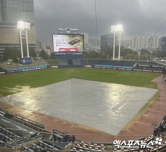 NC 다이노스와 LG 트윈스는 24일 창원NC파크에서 2025 신한 SOL 뱅크 KBO리그 정규시즌 팀 간 15번째 맞대결을 치른다. 오후 5시30분경 갑작스러운 폭우로 인해 그라운드 곳곳에 물웅덩이가 생겼다. 엑스포츠뉴스 창원, 김유민 기자