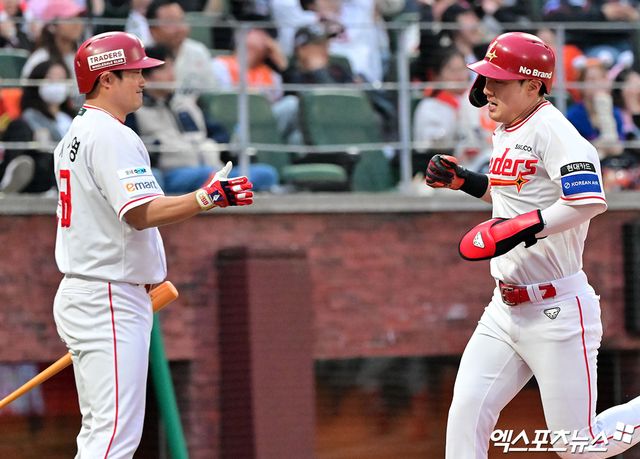 17일 오후 인천SSG랜더스필드에서 열린 '2025 신한 SOL Bank KBO리그' 한화 이글스와 SSG 랜더스의 경기, 1회말 무사 1루 SSG 최지훈이 박성한의 1타점 2루타때 득점에 성공한 후 기뻐하고 있다. 엑스포츠뉴스 DB