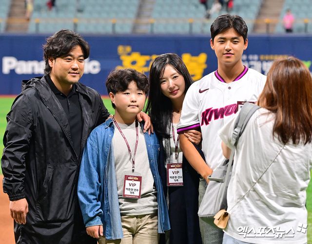 2026 KBO 신인드래프트 전체 1순위 박준현(오른쪽 첫 번째)이 24일 고척스카이돔에서 열린 키움 히어로즈 신인 선수 환영행사에서 기념촬영을 진행했다. 사진 김한준 기자