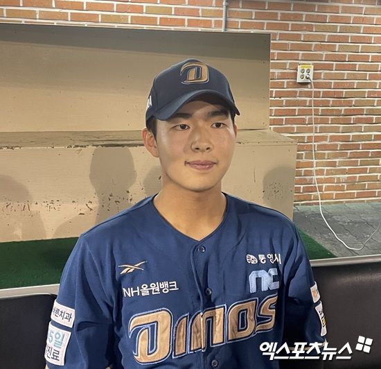23일 울산 문수야구장에서 열린 2025 신한 SOL Bank KBO리그 NC 다이노스와 롯데 자이언츠 간의 맞대결, 역전 2타점 적시타 포함 4타수 3안타 2타점 1득점을 기록한 NC 김휘집이 경기 후 취재진과 인터뷰에 응하고 있다. 엑스포츠뉴스 울산, 김유민 기자