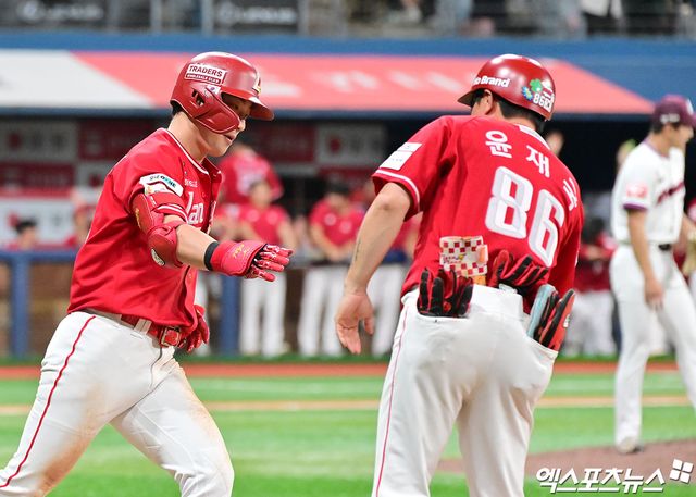 19일 오후 서울 구로구 고척스카이돔에서 열린 '2025 신한 SOL Bank KBO리그' SSG 랜더스와 키움 히어로즈의 경기, 9회초 2사 SSG 최지훈이 솔로 홈런을 날린 후 그라운드를 돌고 있다. 엑스포츠뉴스 DB