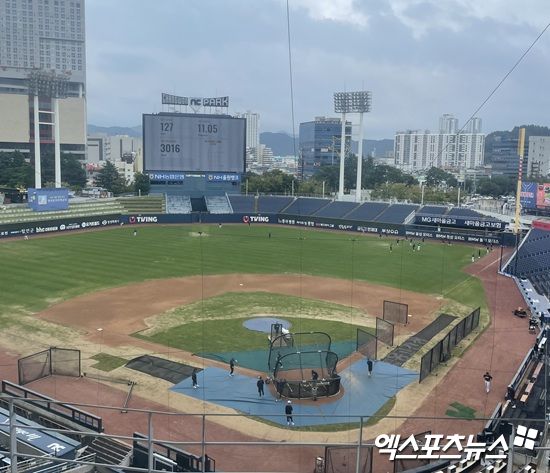NC 다이노스와 LG 트윈스는 24일 창원NC파크에서 2025 신한 SOL 뱅크 KBO리그 정규시즌 팀 간 15번째 맞대결을 치른다. 오후 한때 갑작스러운 소나기가 떨어졌으나, 금방 잦아들어 홈팀 선수들의 야외 훈련이 재개됐다. 엑스포츠뉴스 창원, 김유민 기자