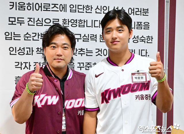 2026 KBO 신인드래프트 전체 1순위 박준현(오른쪽)이 24일 고척스카이돔에서 열린 키움 히어로즈 신인 선수 환영행사에서 아버지 박석민과 기념 촬영을 진행했다. 사진 김한준 기자