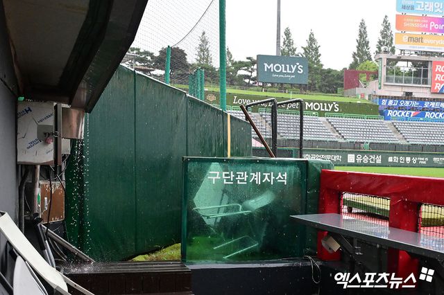 한화 이글스와 SSG 랜더스는 24일 인천SSG랜더스필드에서 2025 신한 SOL Bank KBO리그 시즌 마지막 맞대결을 가질 예정이었다. 그러나 우천취소가 결정됐고, 예비일이 없어 이날 취소된 경기는 10월 초 추후 편성될 예정이다. 엑스포츠뉴스DB