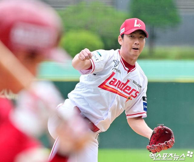 21일 오후 인천SSG랜더스필드에서 열린 '2025 신한 SOL Bank KBO리그' KIA 타이거즈와 SSG 랜더스의 경기, 경기 전 SSG 문승원이 라이브 피칭을 하고 있다. 엑스포츠뉴스 DB