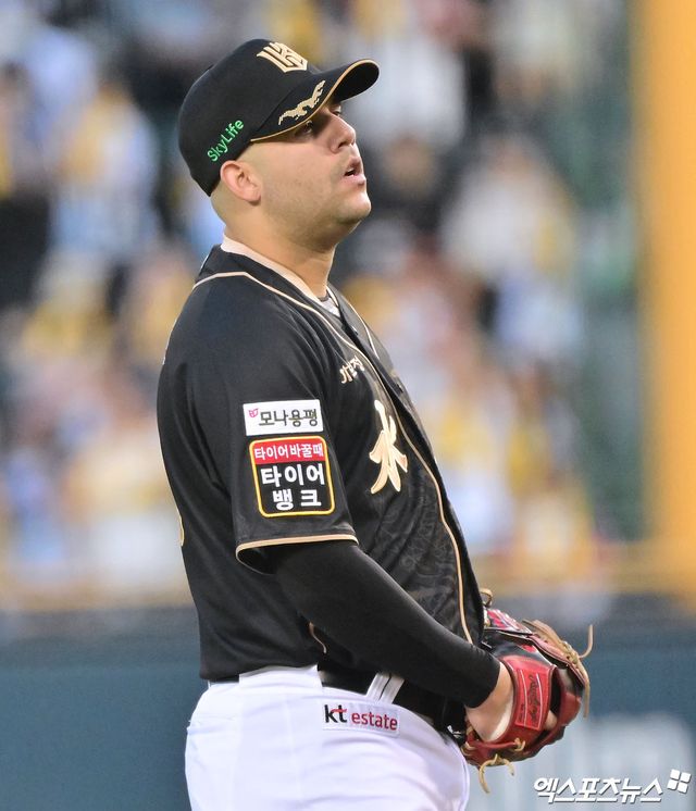 11일 오후 서울 송파구 잠실야구장에서 열린 '2025 신한 SOL Bank KBO리그' KT 위즈와 LG 트윈스의 경기, 1회말 KT 선발투수 헤이수스가 투구 준비를 하고 있다. 엑스포츠뉴스 DB