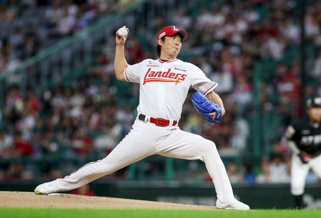 25일 오후 인천SSG랜더스필드에서 열린 '2025 신한 SOL Bank KBO리그' KT 위즈와 SSG 랜더스의 경기, SSG 선발투수 문승원이 공을 힘차게 던지고 있다. SSG 랜더스