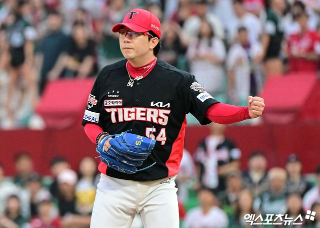 21일 오후 인천SSG랜더스필드에서 열린 '2025 신한 SOL Bank KBO리그' KIA 타이거즈와 SSG 랜더스의 경기, 6회말 수비를 마친 KIA 양현종이 기뻐하고 있다. 엑스포츠뉴스 DB