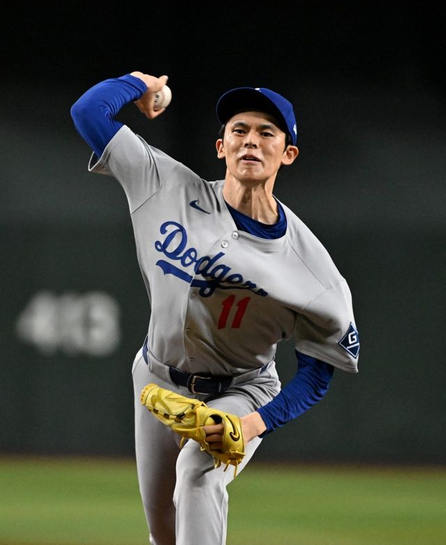 25일 미국 애리조나주 피닉스의 체이스필드에서 열린 2025 미국 메이저리그(MLB) LA 다저스와 애리조나 다이아몬드백스의 경기, 7회말 다저스 사사키 로키가 공을 힘차게 던지고 있다. AFP 연합뉴스