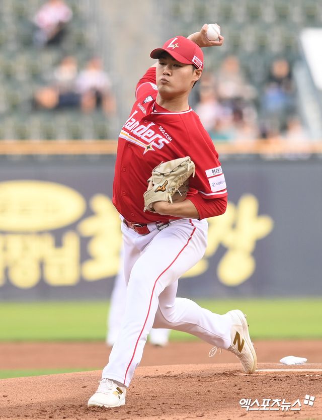 12일 오후 서울 송파구 잠실야구장에서 열린 '2025 신한 SOL Bank KBO리그' SSG 랜더스와 LG 트윈스의 경기, 1회말 SSG 선발투수 전영준이 공을 힘차게 던지고 있다. 엑스포츠뉴스 DB