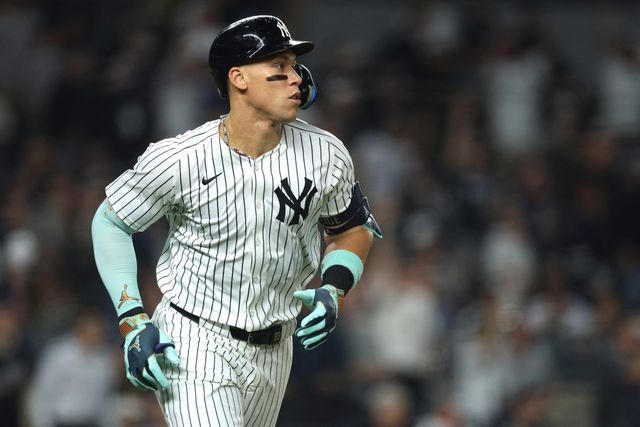 뉴욕 양키스 애런 저지가 25일 미국 뉴욕주 브롱스의 양키스타디움에서 열린 2025 미국 메이저리그(MLB) 시카고 화이트삭스와의 홈경기에 2번타자 겸 우익수로 선발 출전해 4타수 3안타(2홈런) 4타점 1볼넷 2득점을 기록했다. 시즌 50호, 51호 홈런을 때리면서 팀의 8-1 승리에 크게 기여했다. AFP 연합뉴스