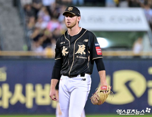 11일 오후 서울 송파구 잠실야구장에서 열린 '2025 신한 SOL Bank KBO리그' KT 위즈와 LG 트윈스의 경기, 8회말 KT 패트릭이 공을 힘차게 던지고 있다. 엑스포츠뉴스 DB