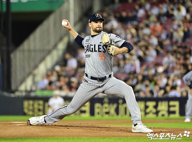 한화 이글스 외국인 투수 라이언 와이스가 25일 서울 잠실야구장에서 열린 2025 신한 SOL Bank KBO리그 두산과의 팀 간 16차전에 선발등판, 패전투수가 됐다. 사진 박지영 기자
