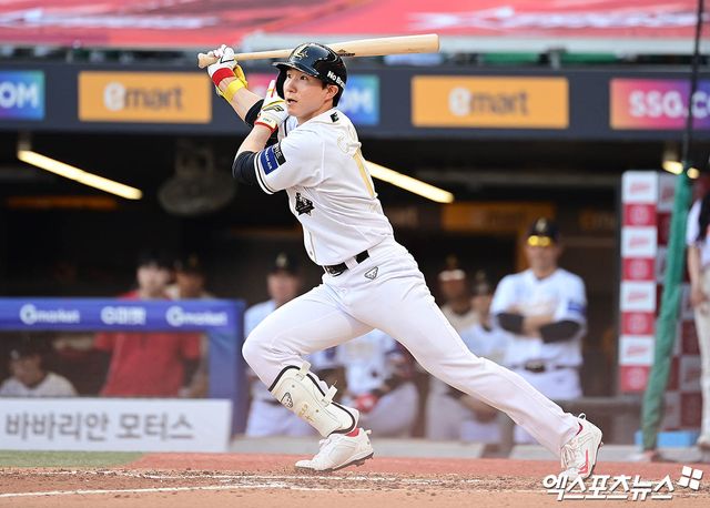 14일 오후 인천SSG랜더스필드에서 열린 '2025 신한 SOL Bank KBO리그' 롯데 자이언츠와 SSG 랜더스의 경기, 6회말 1사 2루 SSG 박성한이 안타를 때려내고 있다. 엑스포츠뉴스 DB