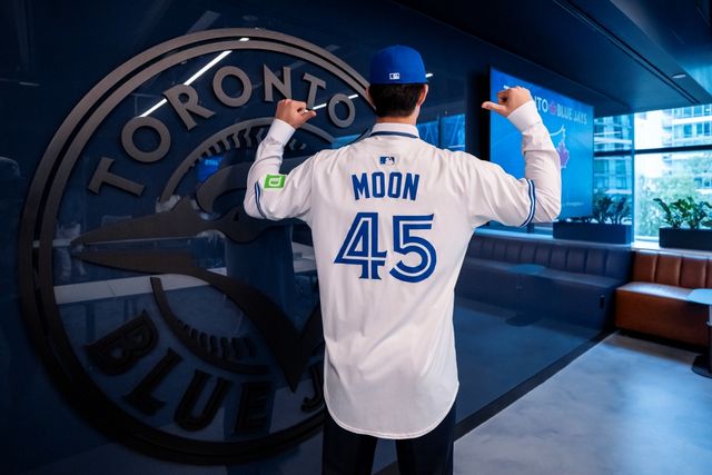 장충고 우완투수 문서준이 25일 캐나다 온타리오주 토론토에 위치한 로저스센터에서 미국 메이저리그 토론토 블루제이스와 계약금 150만 달러(약 21억원)에 정식 계약을 체결했다. 리코스포츠에이전시