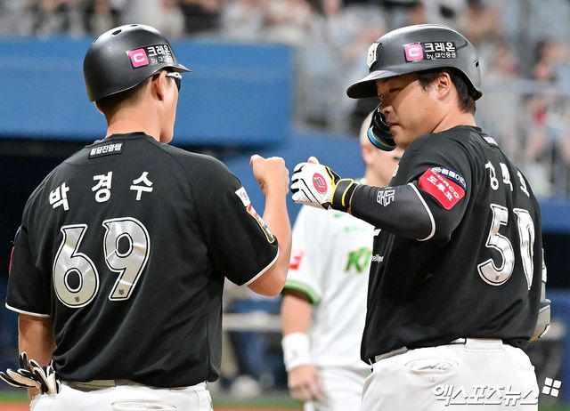 17일 오후 서울 구로구 고척스카이돔에서 열린 '2025 신한 SOL Bank KBO리그' KT 위즈와 키움 히어로즈의 경기, 10회초 무사 2루 KT 강백호가 1타점 적시타를 날리고 있다. 엑스포츠뉴스 DB