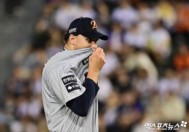 한화 이글스 외국인 투수 라이언 와이스가 25일 서울 잠실야구장에서 열린 2025 신한 SOL Bank KBO리그 두산 베어스와의 팀 간 16차전에 선발등판,&nbsp;4⅓이닝 6실점 4자책으로 패전투수가 됐다. 사진 박지영 기자