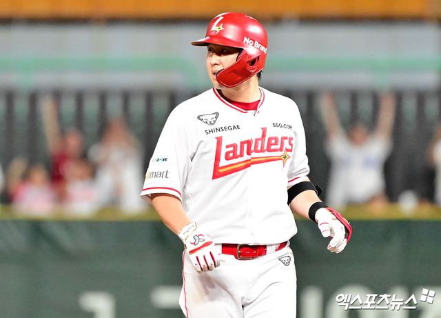 6일 오후 인천SSG랜더스필드에서 열린 '2025 신한 SOL Bank KBO리그' 삼성 라이온즈와 SSG 랜더스의 경기, 7회말 1사 1루 SSG 최정이 1타점 2루타를 날리고 있다. 엑스포츠뉴스 DB