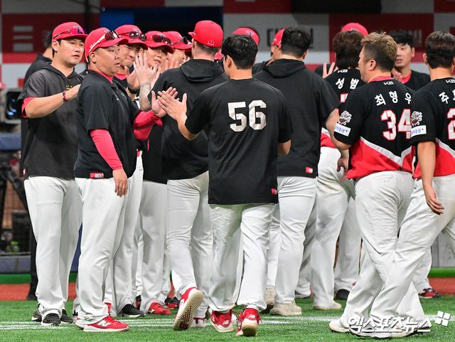 24일 오후 서울 구로구 고척스카이돔에서 열린 '2025 신한 SOL Bank KBO리그' KIA 타이거즈와 키움 히어로즈의 경기, KIA가 선발 올러의 호투를 앞세워 키움에 2:0으로 승리했다. 이날 경기에서 승리한 KIA 이범호 감독이 선수단과 하이파이브를 하고 있다. 엑스포츠뉴스 DB